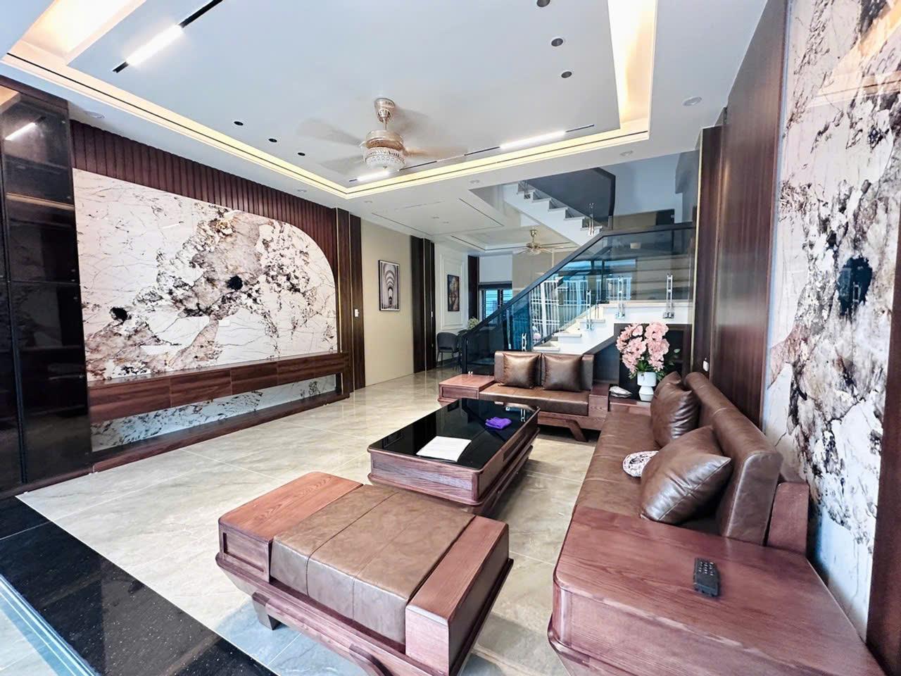 NHÀ ĐẸP TÂN CỔ ĐIỂN 3 TẦNG – TRUNG TÂM PHƯỜNG AN DƯƠNG– Mức giá cực kỳ hấp dẫn cho một căn nhà đẹp ngay trung tâm.