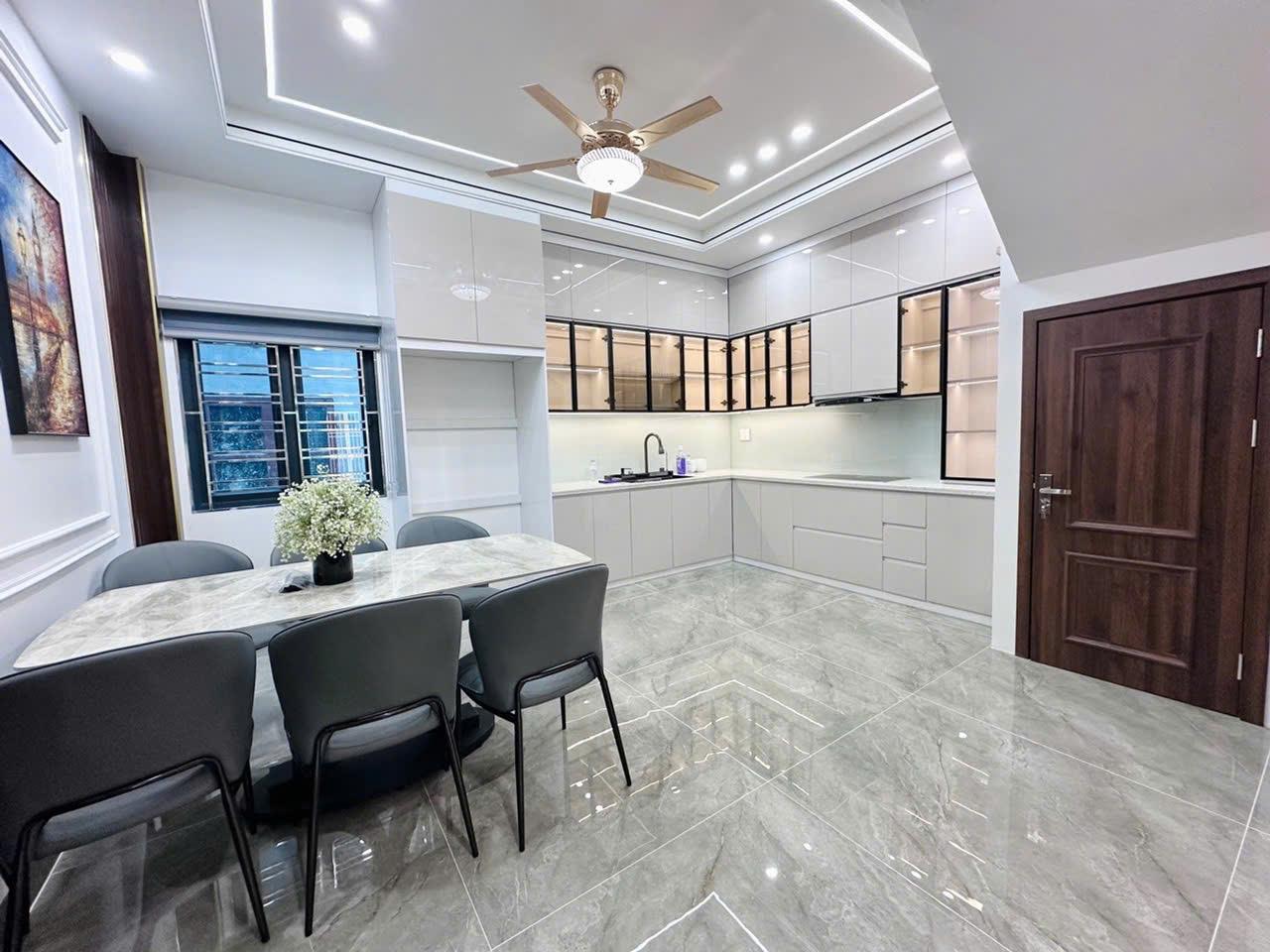 NHÀ ĐẸP TÂN CỔ ĐIỂN 3 TẦNG – TRUNG TÂM PHƯỜNG AN DƯƠNG– Mức giá cực kỳ hấp dẫn cho một căn nhà đẹp ngay trung tâm.