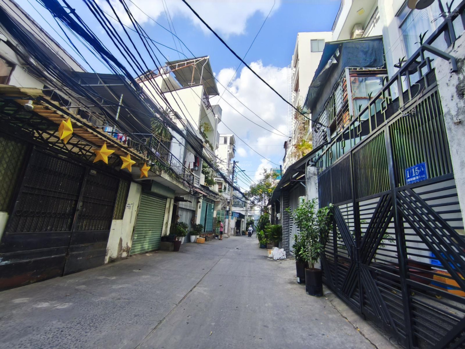 Bán nhà Tám Danh thông Tạ Quang Bửu xe hơi sát cửa, mới đẹp nhỉnh 6 tỷ.