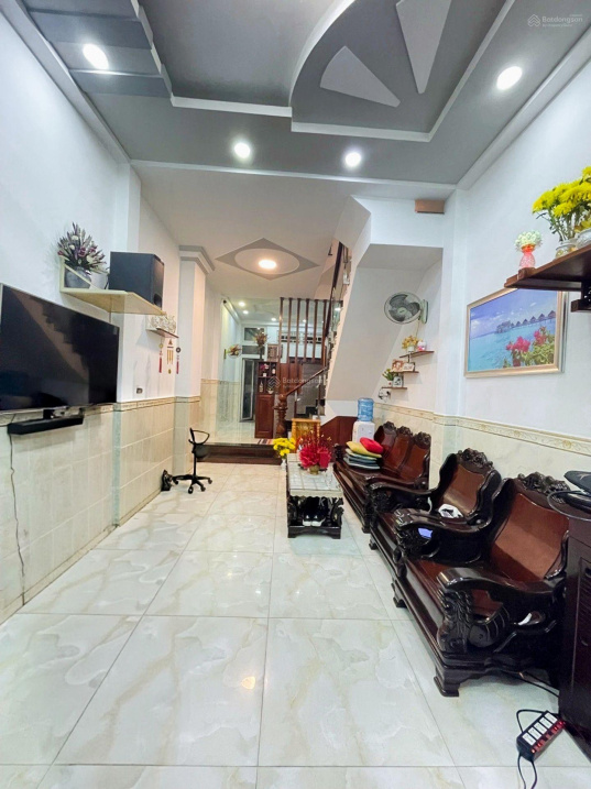 Bán nhà Tám Danh thông Tạ Quang Bửu xe hơi sát cửa, mới đẹp nhỉnh 6 tỷ.