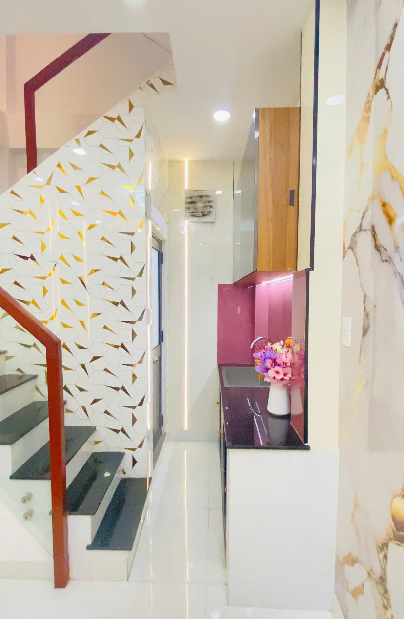 Bán nhà mới Cách Mạng Tháng Tám, QUẬN 3, 4 tầng, giá 4.86 tỷ