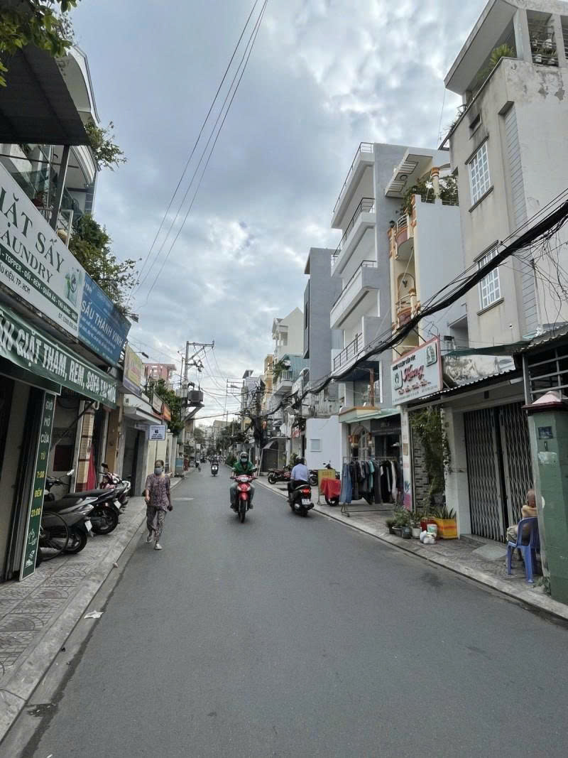 Bán nhà Nhà Mặt tiền Nguyễn Đình Chính -  giao Nguyễn Văn Trỗi, 5x22m, 2 Tầng,  23,8 Tỷ