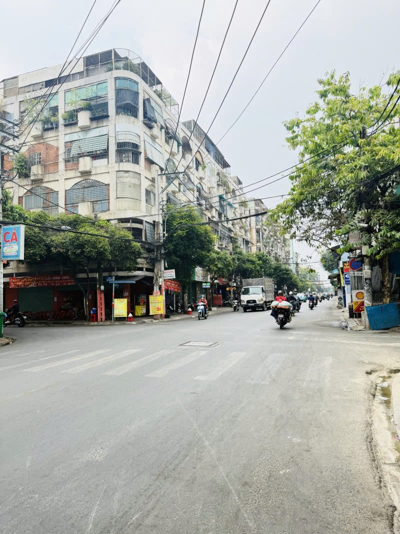 Bán nhà 2 Mặt tiền Đồng Đen - gần Trường Chinh, DT: 10x4,1m, 2 Tầng cũ, giá 11.3 tỷ.