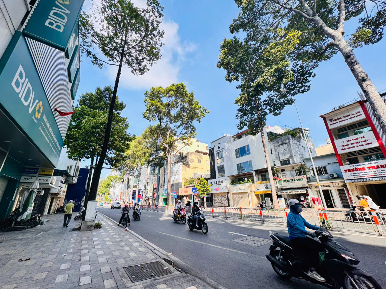 QUẬN 3: CHỦ 1 ĐỜI XƯA BÁN NHÀ 4 TẦNG MẶT TIỀN NGUYỄN THỊ MINH KHAI, P.XUÂN HÒA- DT 92M2- 4M*24M VUÔNG ĐẸP- HIẾM VỊ TRÍ NGAY GÓC CMT8- 0938676685 GIANG GIANG