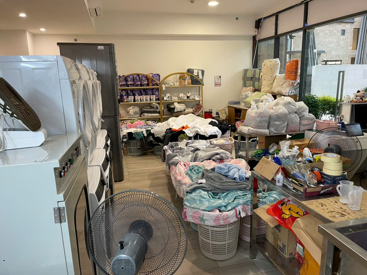 Quận 9 ! SANG RẺ TIỆM GIẶT SẤY SHOP HOUSE LƯỢNG KHÁCH ĐÔNG , Tổng 10 máy mới : Có 2 máy giặt sấy  lớn 20kg, Tel : 0932179438 ( Chính chủ )-3