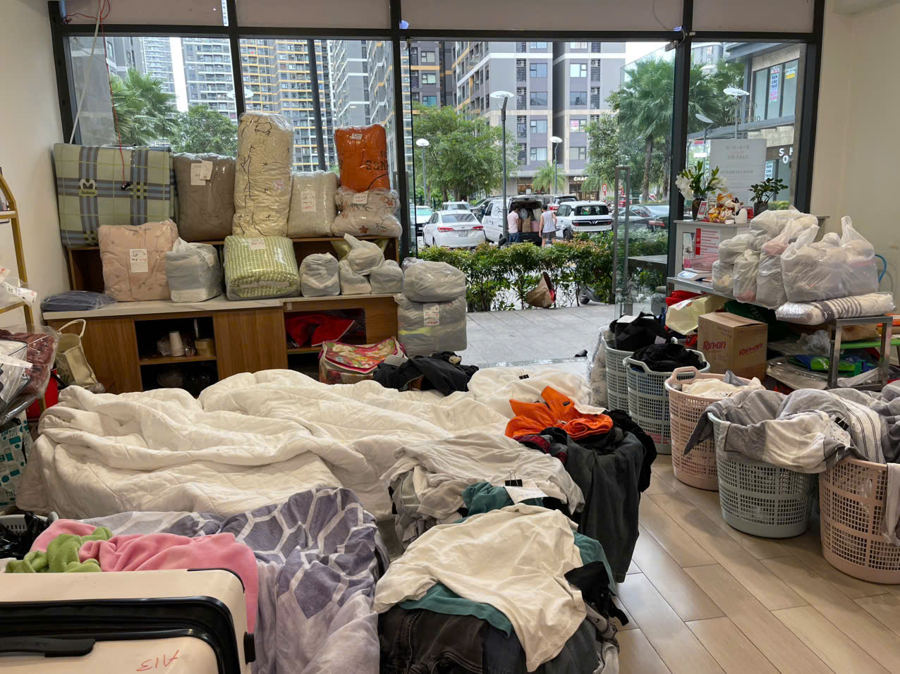 Quận 9 ! SANG RẺ TIỆM GIẶT SẤY SHOP HOUSE LƯỢNG KHÁCH ĐÔNG , Tổng 10 máy mới : Có 2 máy giặt sấy  lớn 20kg, Tel : 0932179438 ( Chính chủ )-4