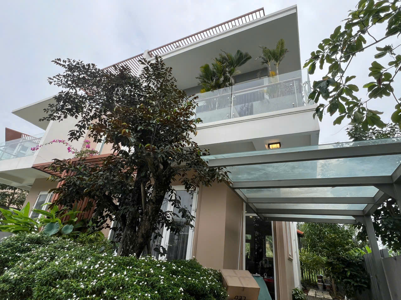 BÁN BIỆT THỰ 3 MẶT TIỀN VIEW HỒ 3 TẦNG - 120m2 - SHR  Khu đô thị Dragon Village