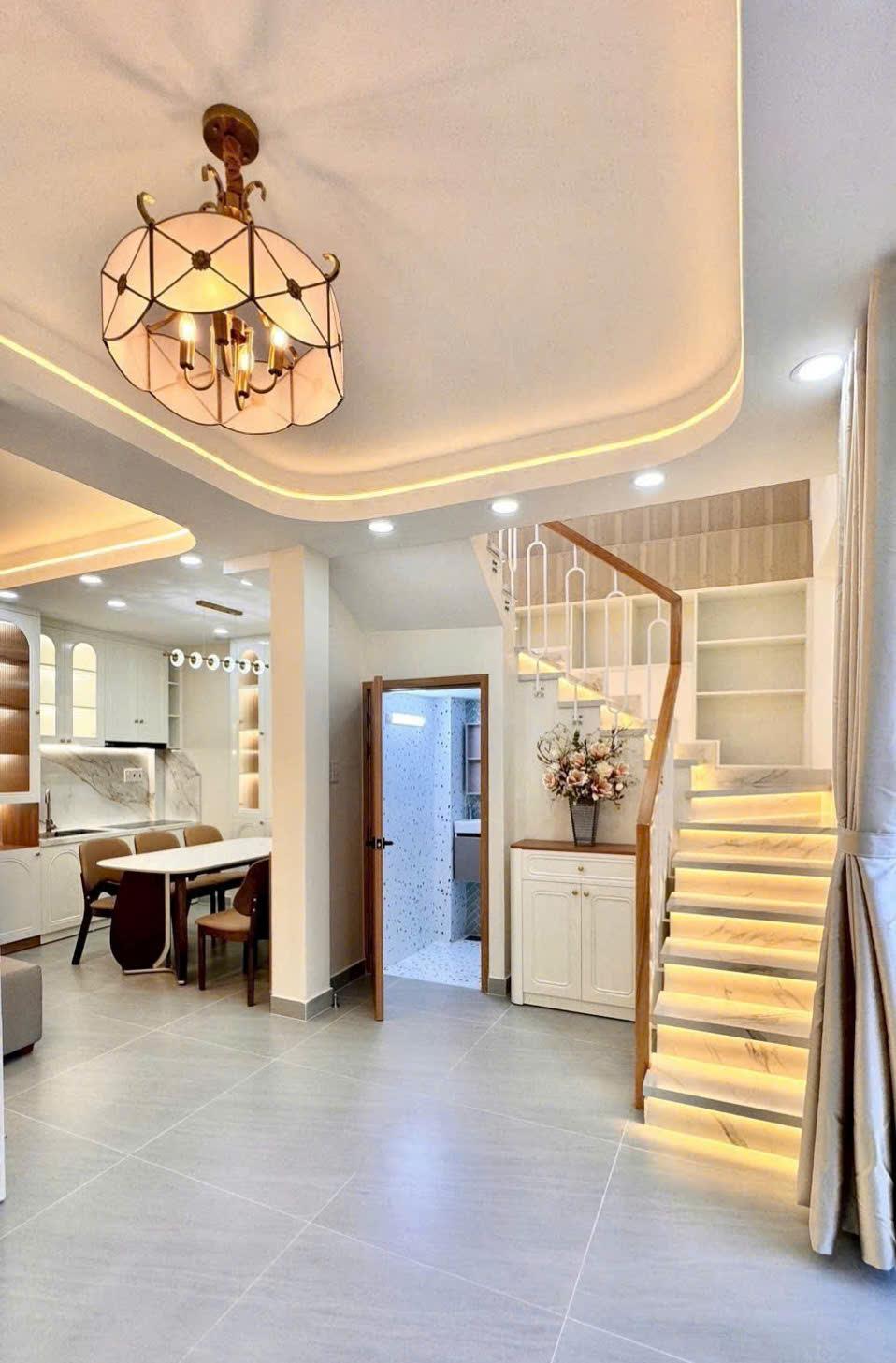 Nhà rộng 6m, cạnh Phú Mỹ Hưng, 3 tầng, 6.5 tỷ, hàng xóm thân thiện