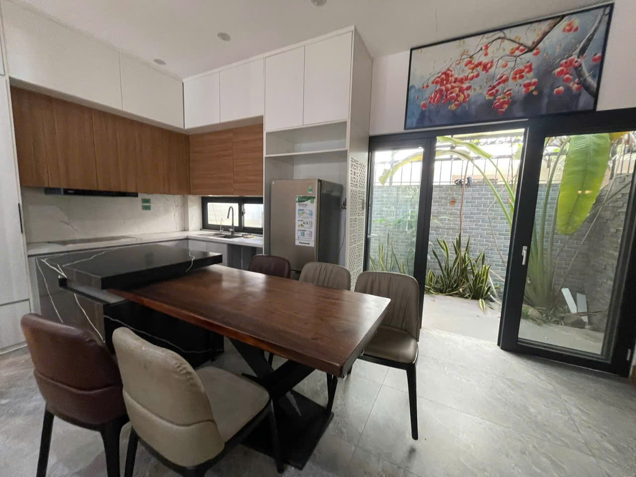 Shophouse diện tích 100m², không gian rộng rãi, phù hợp mở showroom, văn phòng, cửa hàng, spa, café