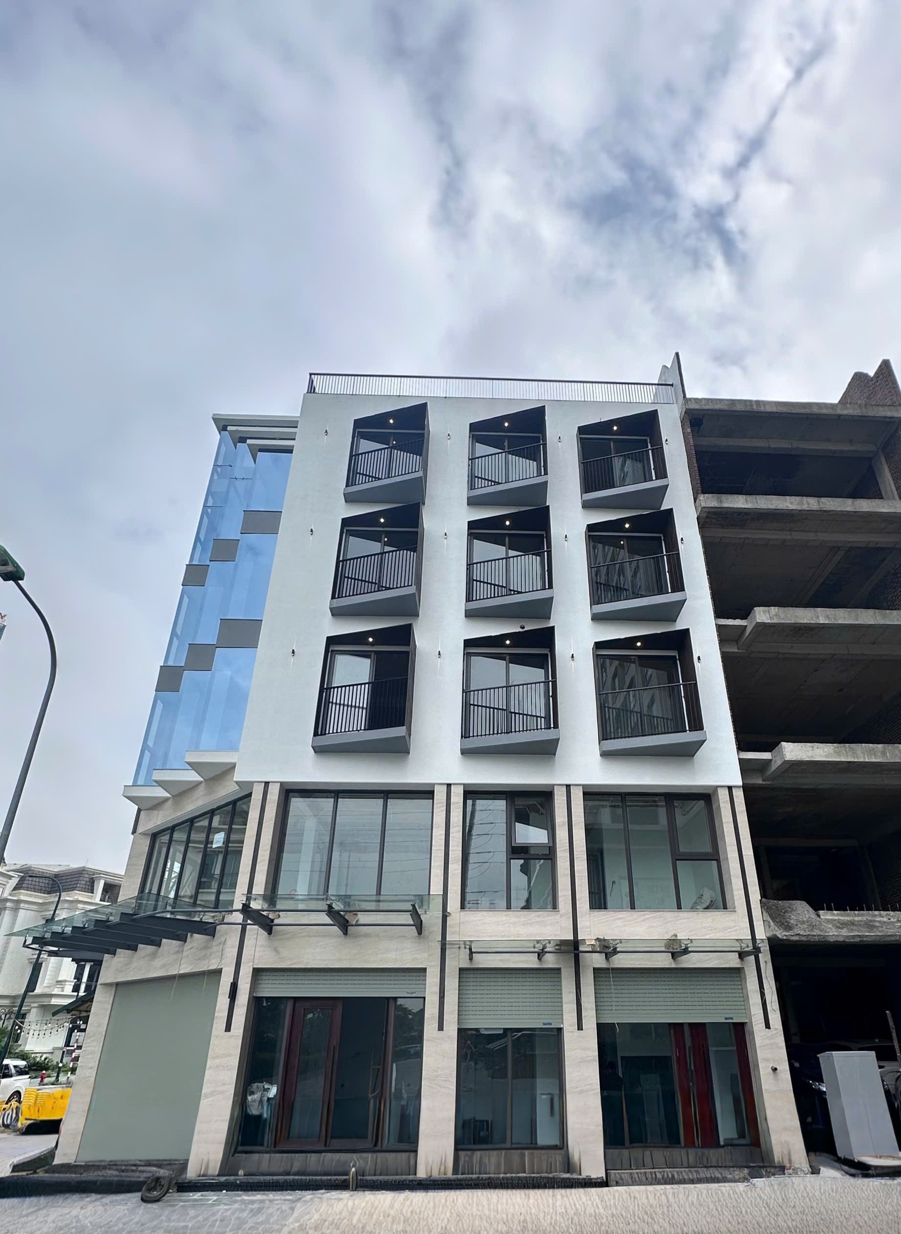 Mặt bằng F&B hiếm tại Ciputra  Shophouse góc 600m²  27m mặt tiền  Thuê 100 triệu/tháng