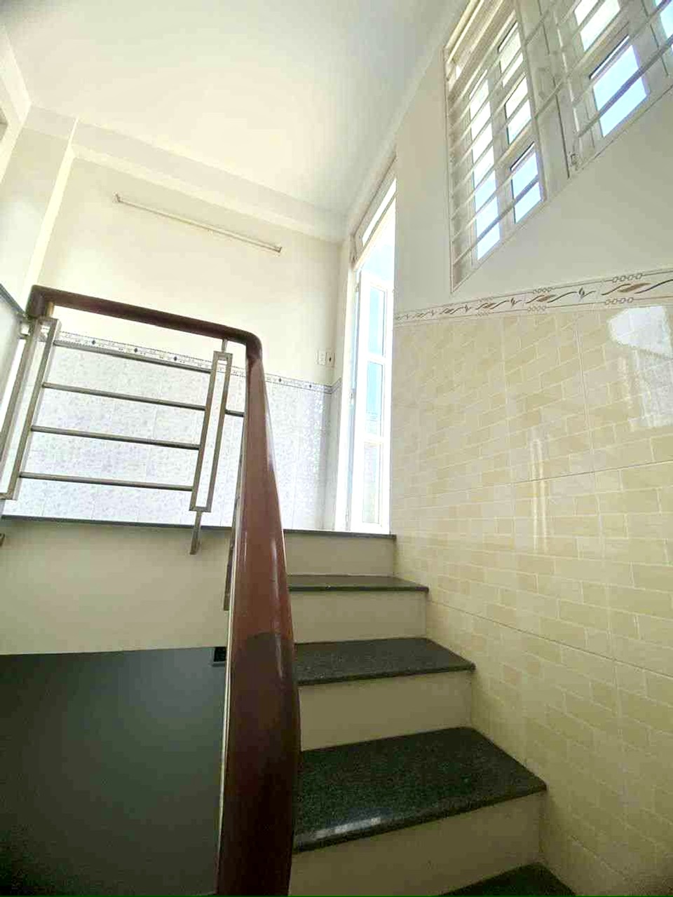 BÁN NHÀ 5 TÂNG- Đ.TÔN THẤT THUYẾT- XE HƠI CÁCH CHỈ VÀI BƯỚC CHÂN- GIAO THƯƠNG KHANAH HỘI VỚI TÔN ĐẢN- GẦN TRƯỜNG HỌC XÓM CHIẾU- VÀ NGUYỄN TẤT THÀNH.