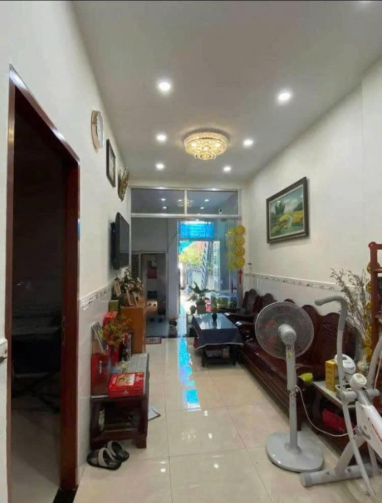 Bán nhà Mặt tiền Quốc lộ 13, gần Phạm Văn Đồng, 5,6x29m,  CN 71m2, Cấp 4 - chỉ 15 Tỷ.