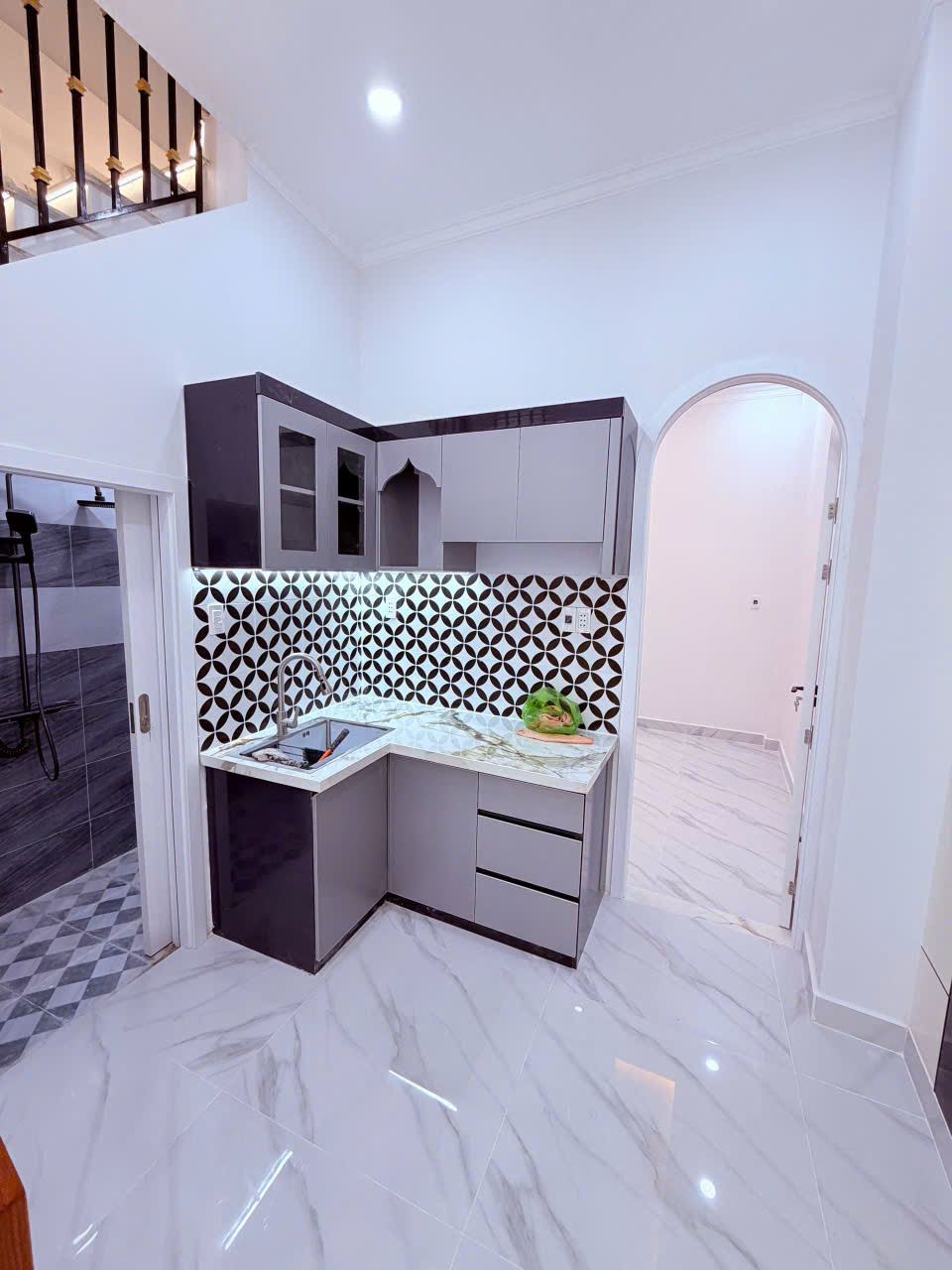 Bán nhà mới  sát hẻm mặt tiền  xe hơi Q4

Có 3 đ-3