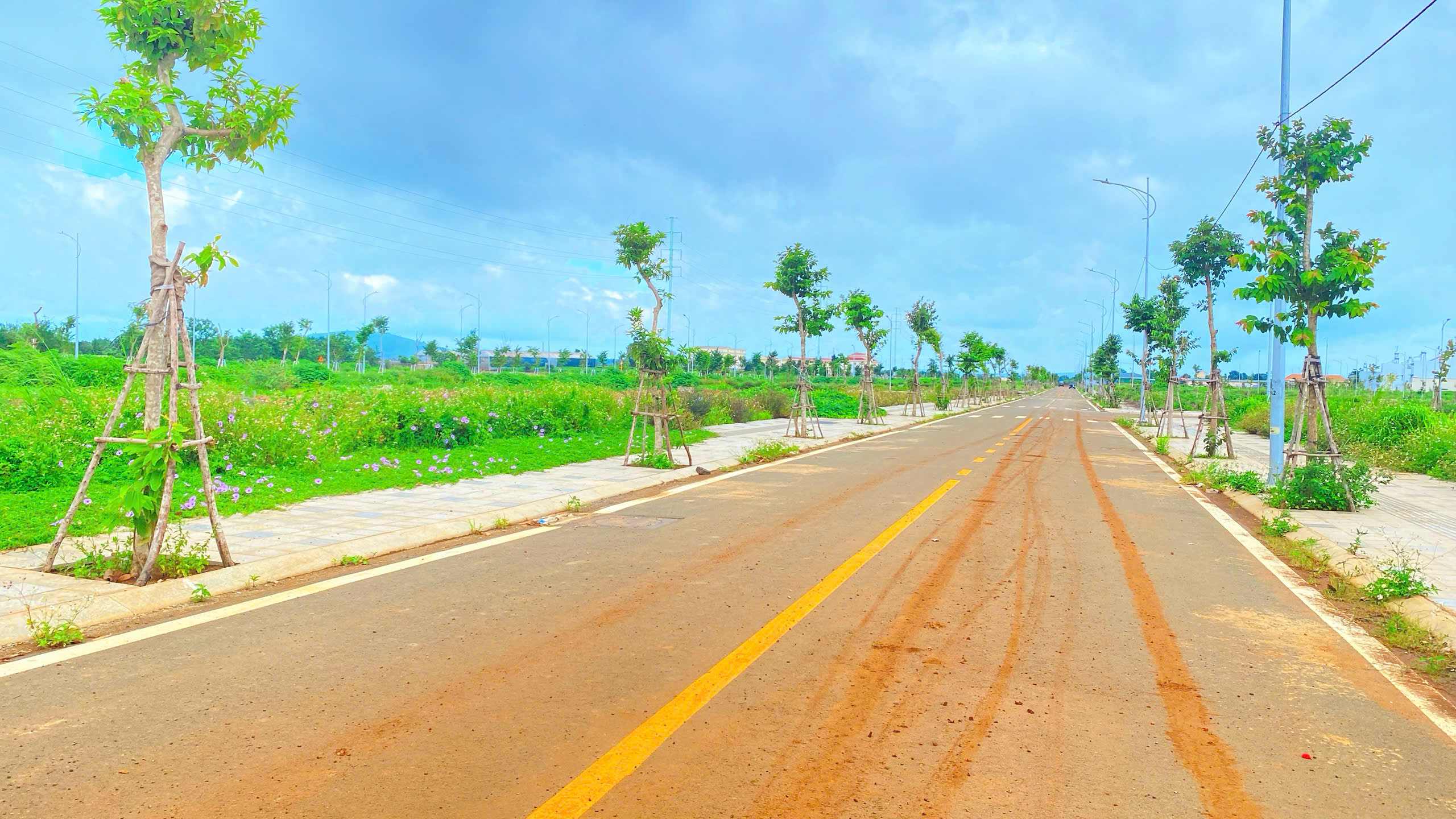 đất mặt tiền chính đường Bà Triệu - khu trung tâm hành chính đức trọng, lâm đồng