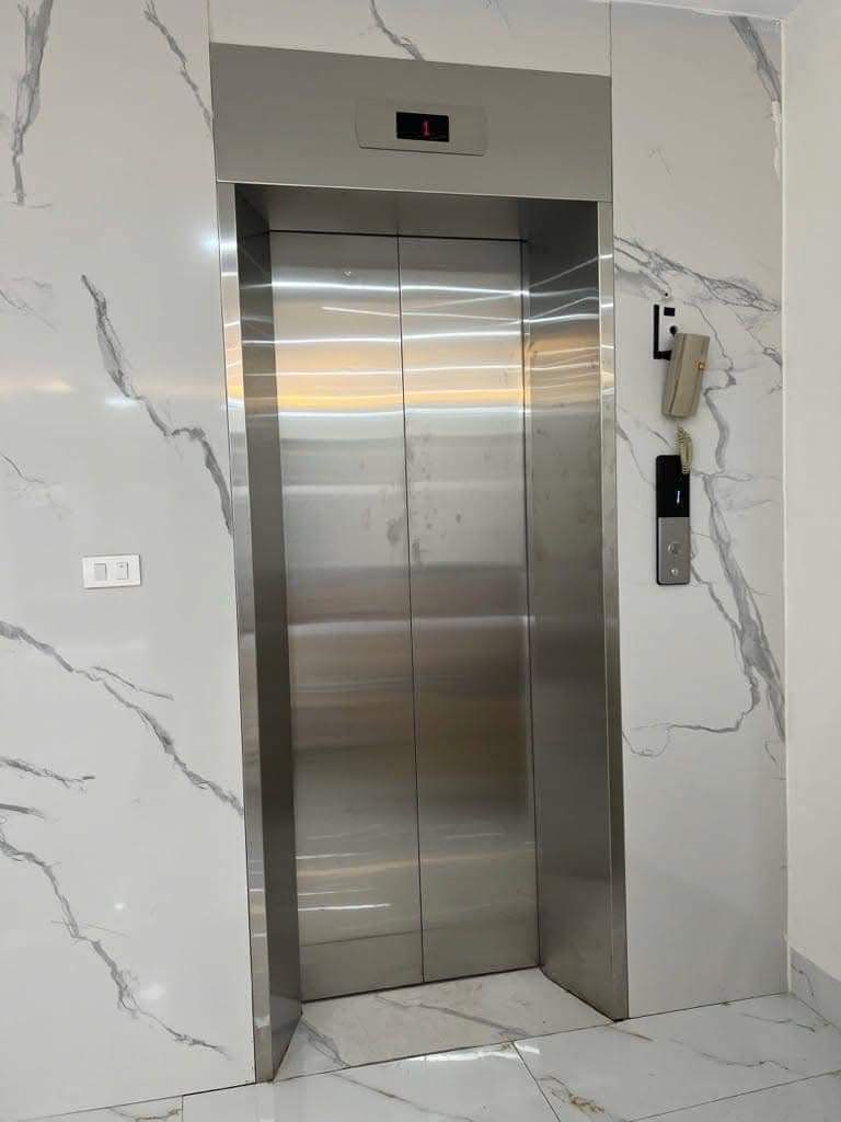 Cho thuê nhà, THANG MÁY, 106m2_ 6T; Lạc Long Quân, Võ Chí Công -44 tr