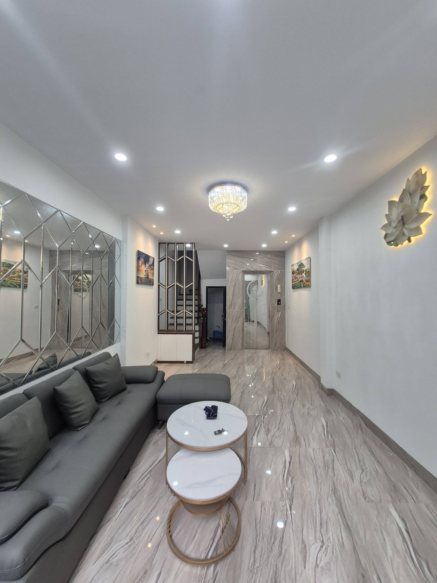 Bán nhà phố Bạch Mai, 40m2, 6 tầng thang máy, mặt tiền 4.6m, 14 tỉ, nhà đẹp ở luôn, ô tô đỗ cửa