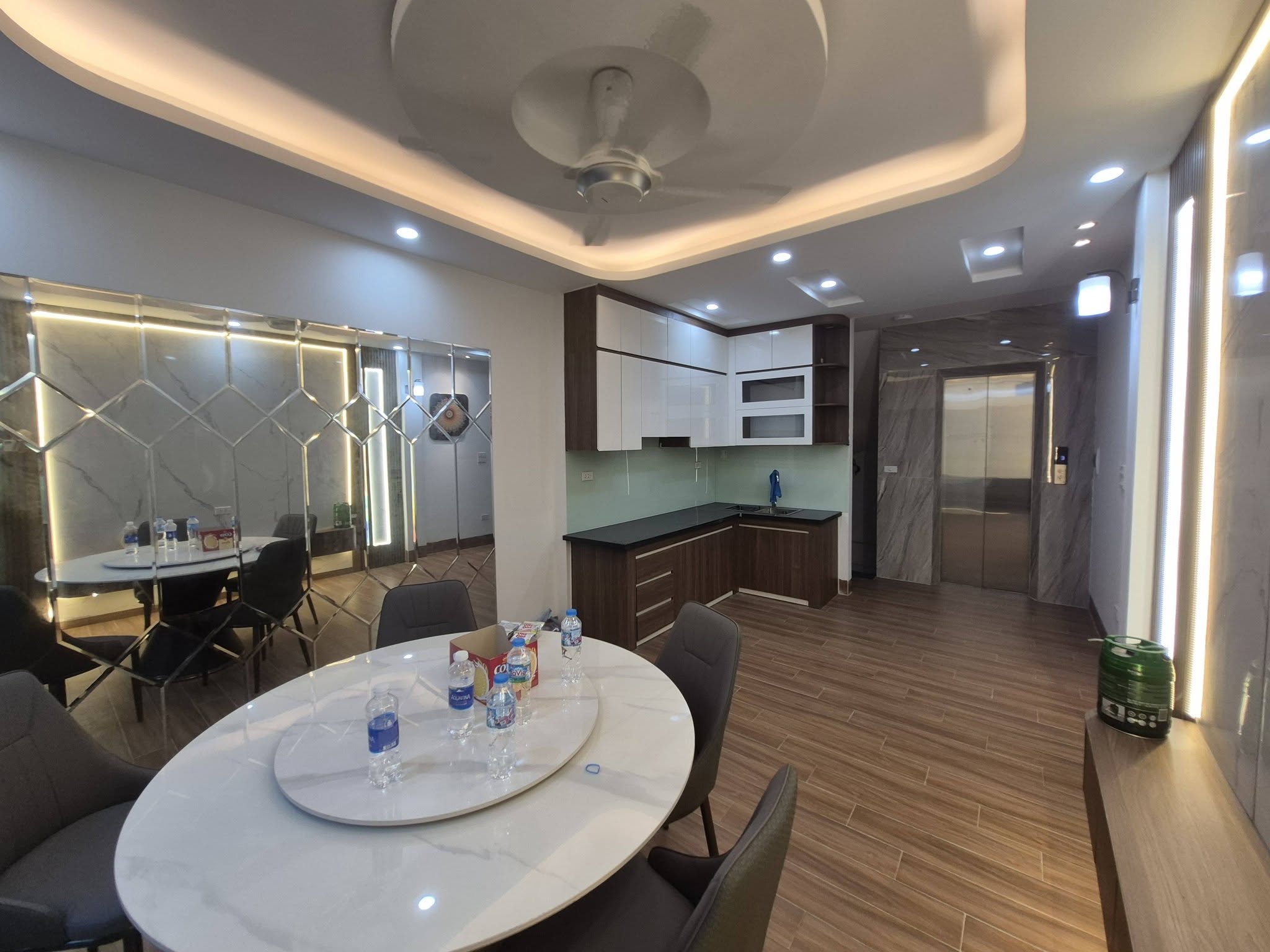 Bán nhà phố Bạch Mai, 40m2, 6 tầng thang máy, mặt tiền 4.6m, 14 tỉ, nhà đẹp ở luôn, ô tô đỗ cửa