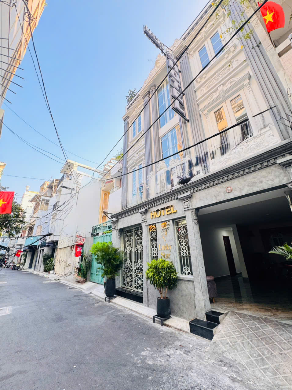 BÁN NHÀ 3 TẦNG PHONG CÁCH BIỆT THỰ MẶT TIỀN HXH Đ.LÊ THỊ RIÊNG, QUẬN 1- DT 99M2 NGANG 4.2M*24M SH VUÔNG ĐẸP- 0938676685 GIANG GIANG