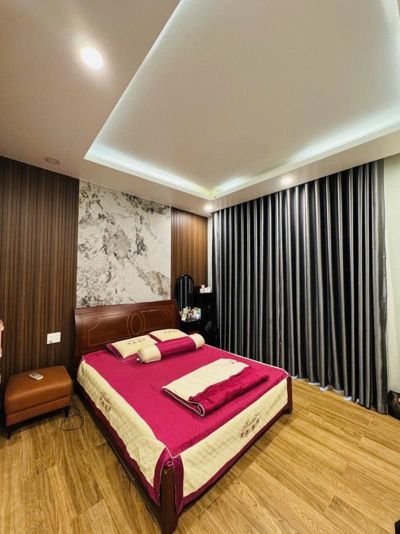 Bán nhà Mặt tiền Kênh Nước Đen - giao Bình Long, 10x8m, 4 Tầng - 5PN, hạ còn 12,5 tỷ.
