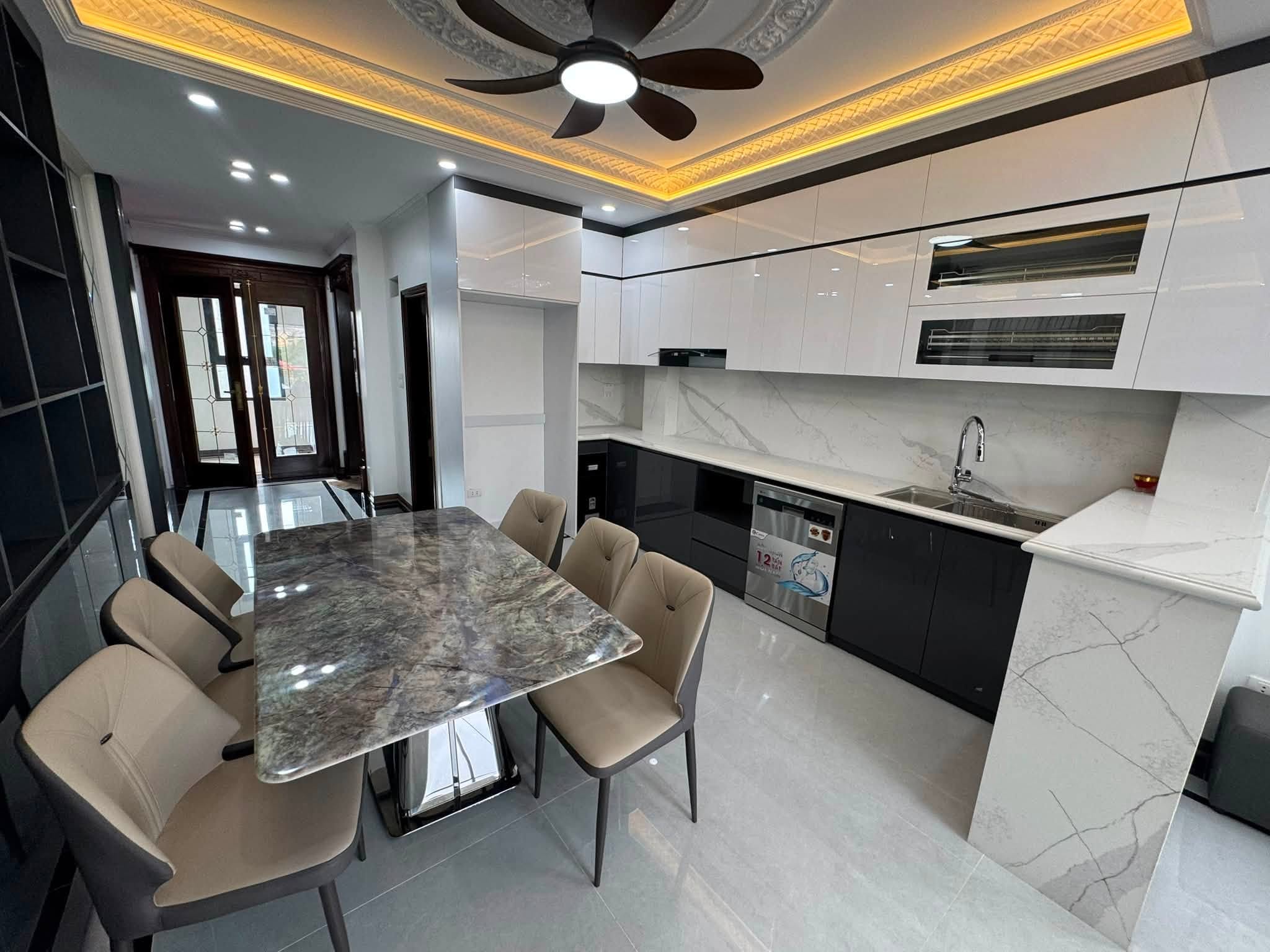 Bán nhà Nguyễn Đình Chiểu 5 tầng thang máy mới đẹp, mặt tiền 4.3m, 42m2, 14 tỷ