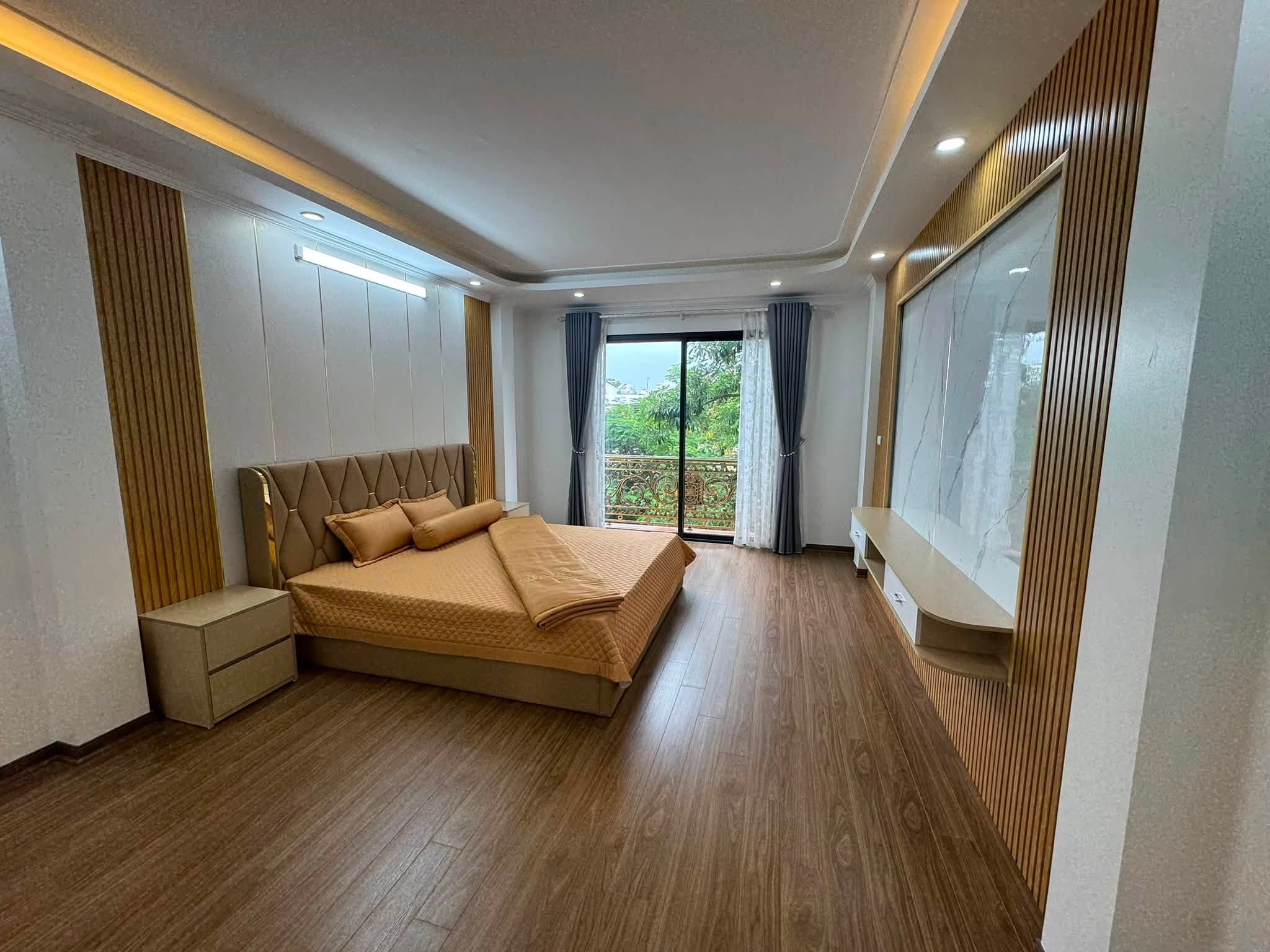 Bán nhà Nguyễn Đình Chiểu 5 tầng thang máy mới đẹp, mặt tiền 4.3m, 42m2, 14 tỷ