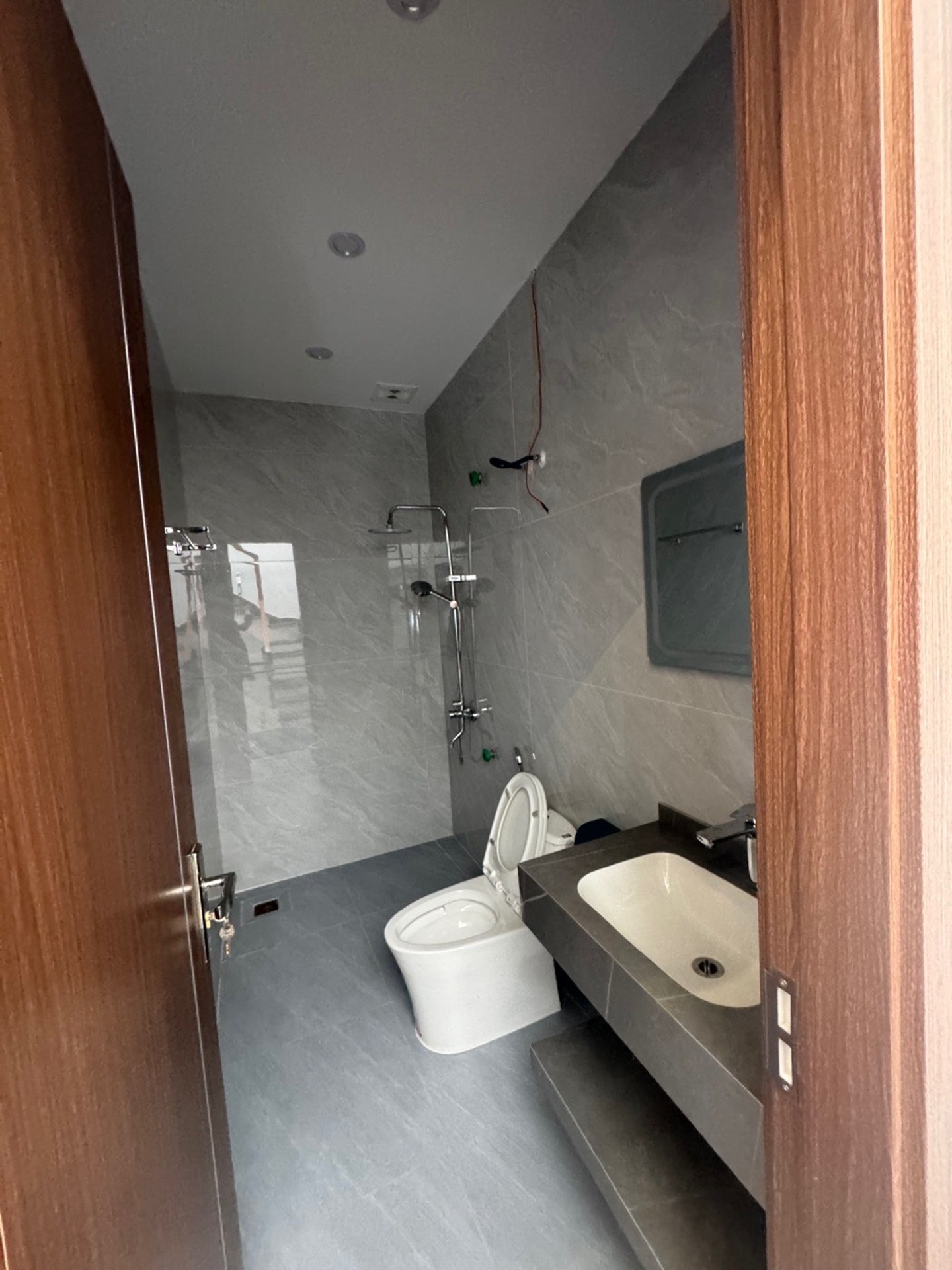 Bán nhà 4 tầng đẹp - Miếu Hai Xã - Sân cổng riêng