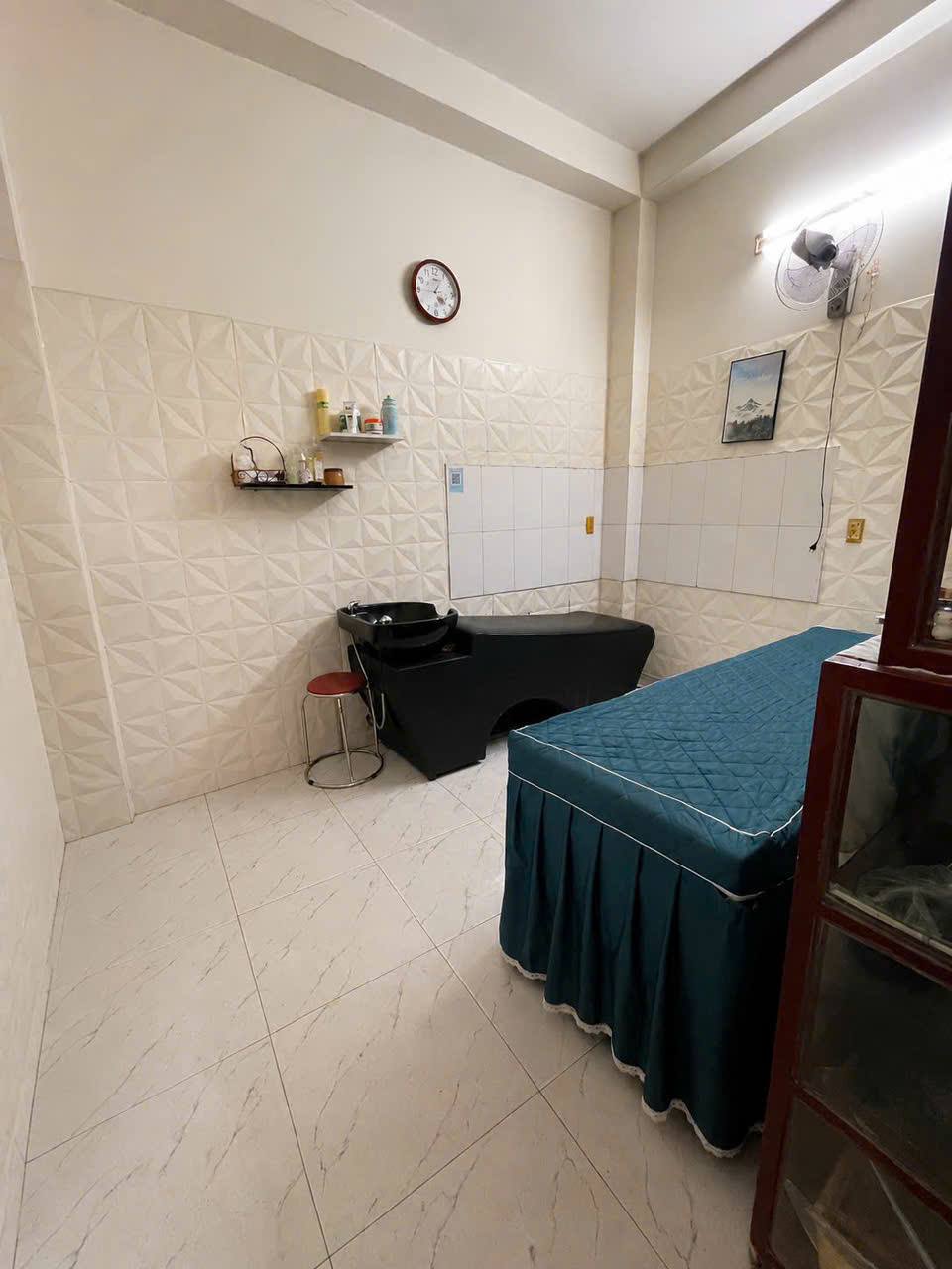 Chuyển hướng công việc nên mình cần sang nhượng lại tiệm tóc nam Giá sang nhượng: 150 triệu Đường Phan Văn Trị, Phường 11, Quận Bình Thạnh, TP.HCM
