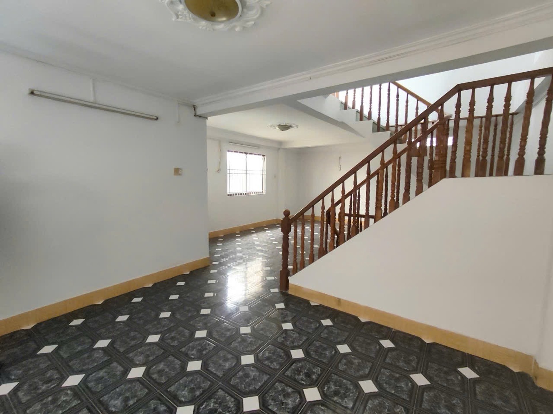 Bán nhà 5 tầng giáp Quận 5, đường Tùng Thiện Vương Quận 8 ngang 6m Cực Hiếm - 0931172218