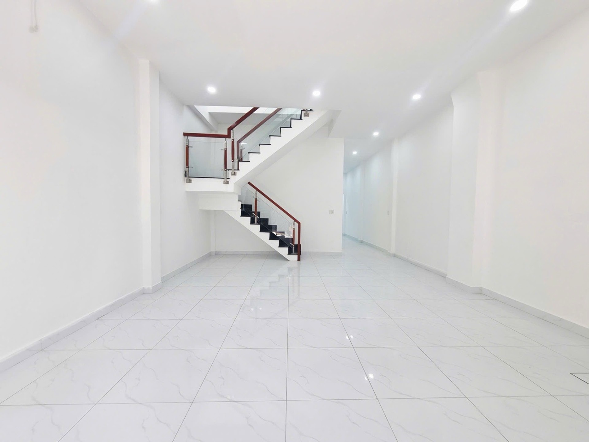 Bán nhà Huynh thi Hai p TMT Q12 5,5 x15 2 tầng hxh 3,9 tỷ
