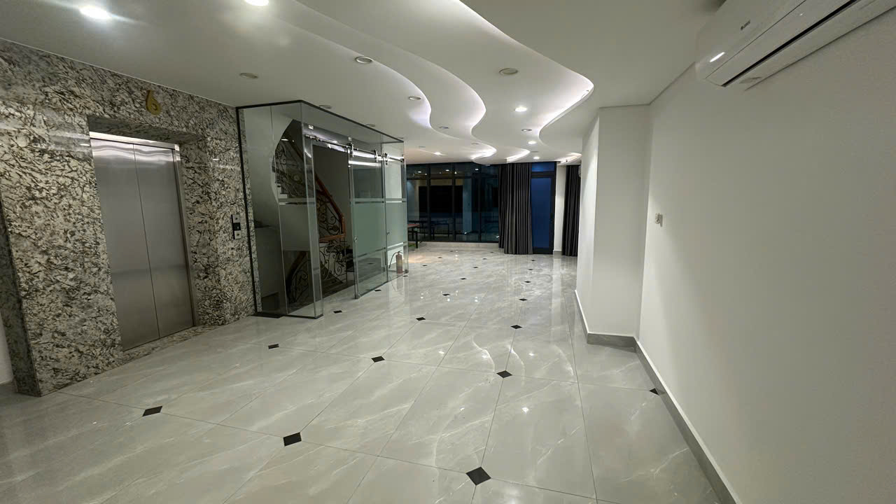 Cho thuê tòa nhà văn phòng 7 tầng, 112m², 1 hầm, mặt tiền đẹp Cát Lái – 110 triệu/ tháng