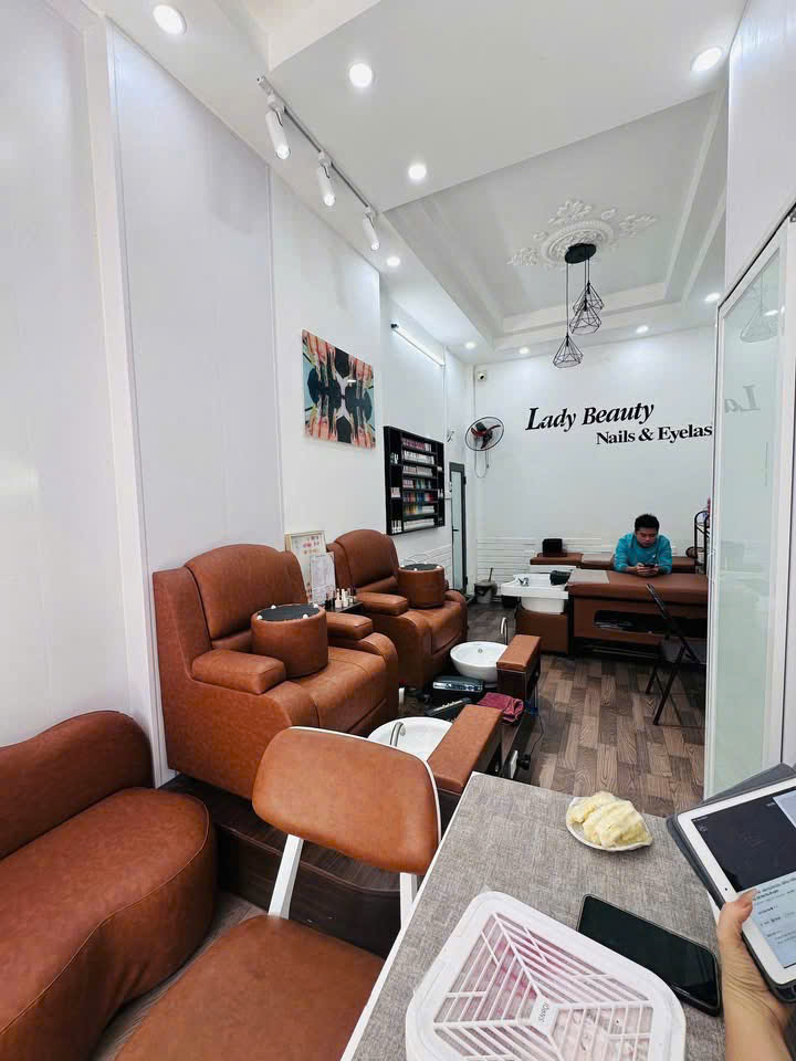 SANG NHƯỢNG 1/2 CỬA HÀNG ĐANG LÀM MI – GỘI  LÁNG HẠ Tệp khách chủ yếu là dân văn phòng, khung giờ hoạt động cũng rất dễ chịu