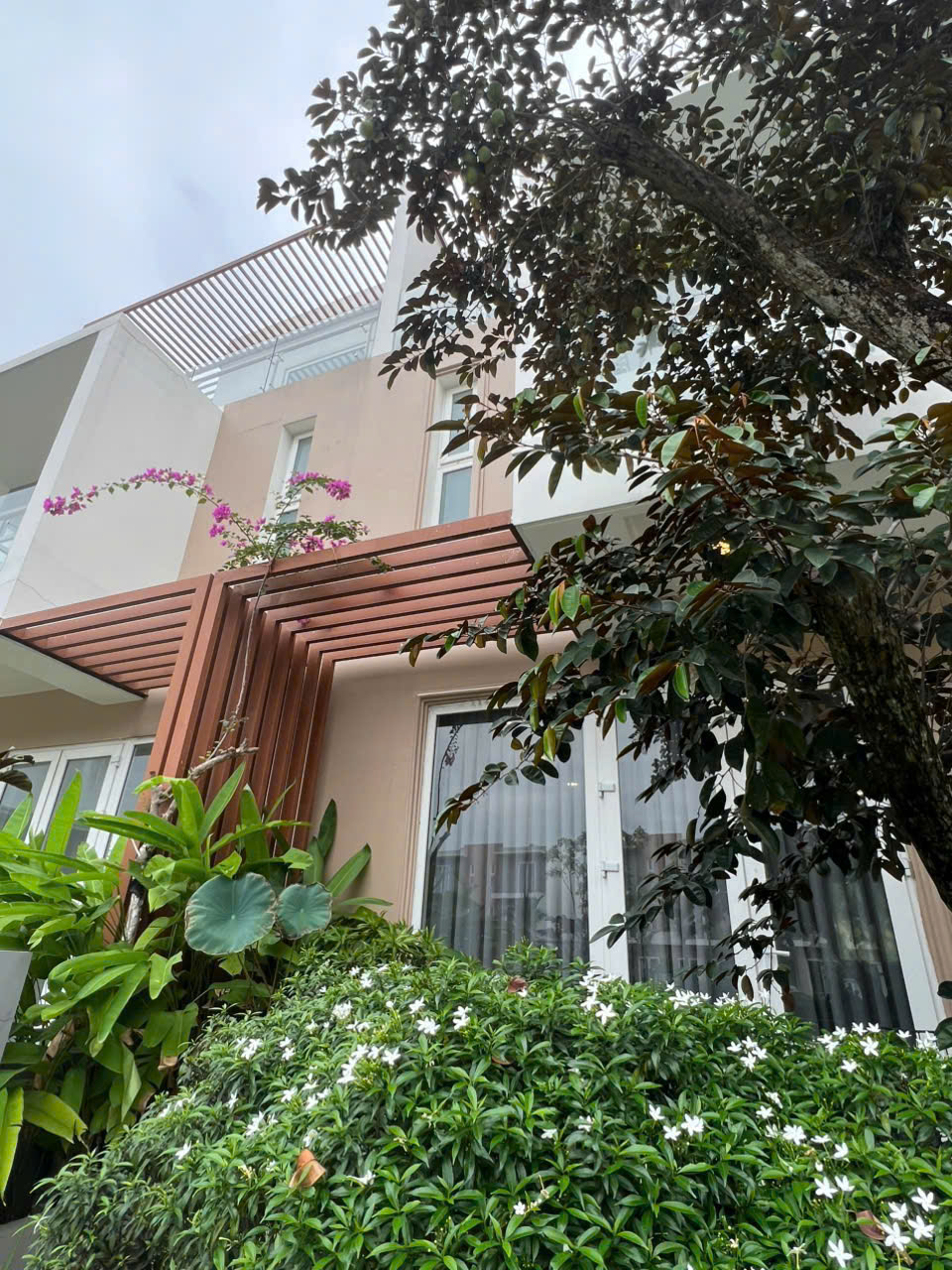 BÁN NHANH BIỆT THỰ 3 MẶT TIỀN VIEW HỒ 3 TẦNG - 120m2 - SHR