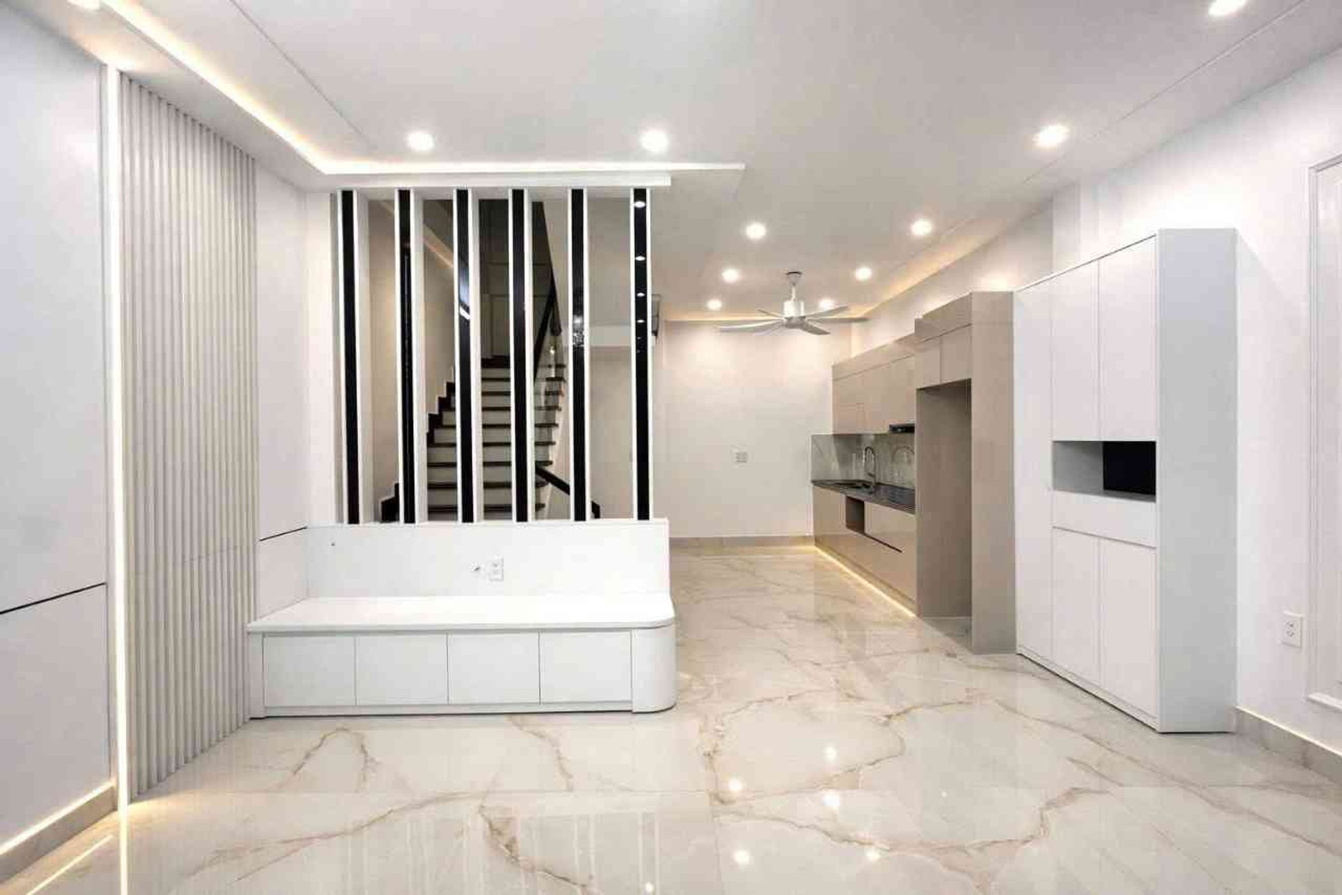 Nhà 4 tầng Miếu Hai Xã - Ngõ thông ra Hoàng Minh Thảo
