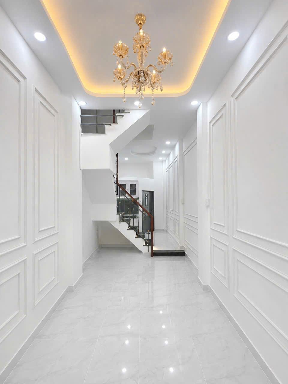 bán nhà sát mặt tiền xe hơi Q4 
xây đúc mới 3 tấm có 3 đ