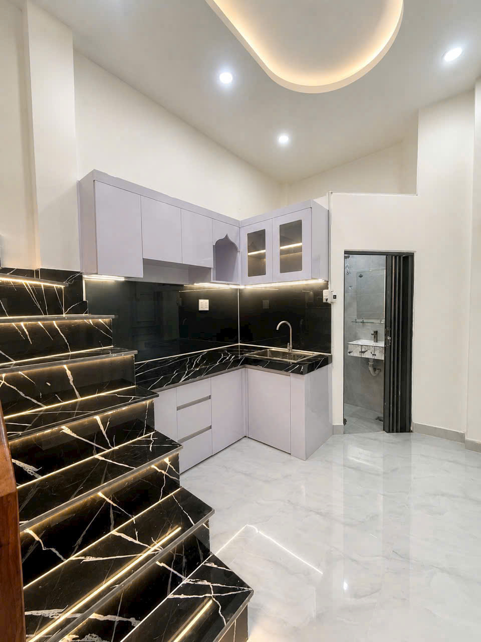 bán nhà sát mặt tiền xe hơi Q4 
xây đúc mới 3 tấm có 3 đ