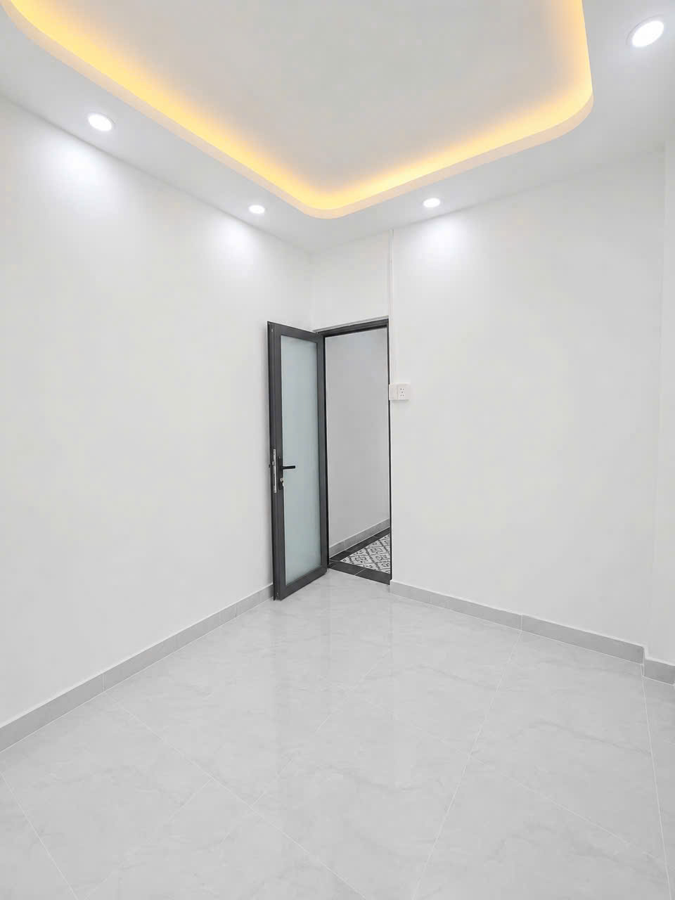 bán nhà sát mặt tiền xe hơi Q4 
xây đúc mới 3 tấm có 3 đ