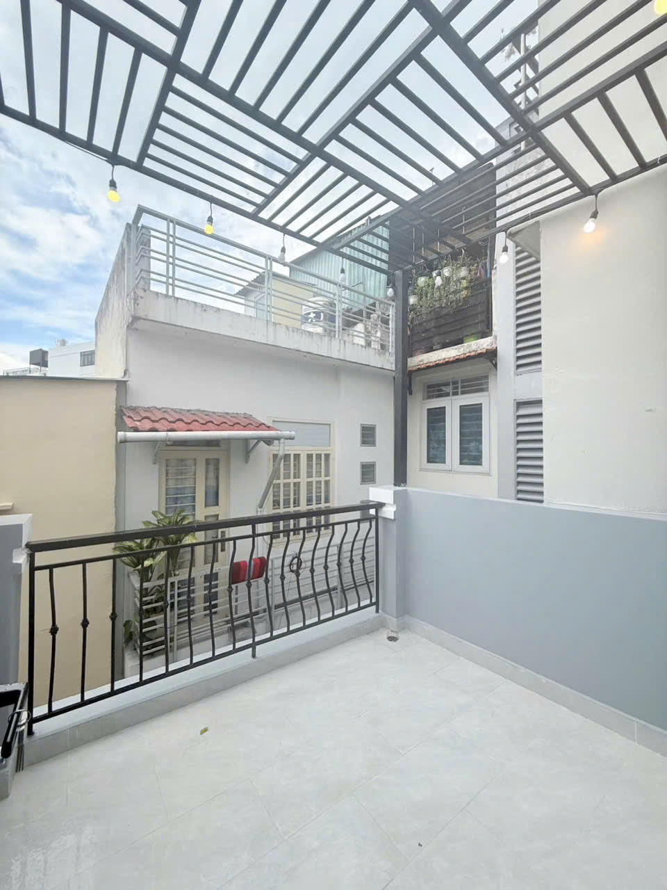 bán nhà sát mặt tiền xe hơi Q4 
xây đúc mới 3 tấm có 3 đ-3