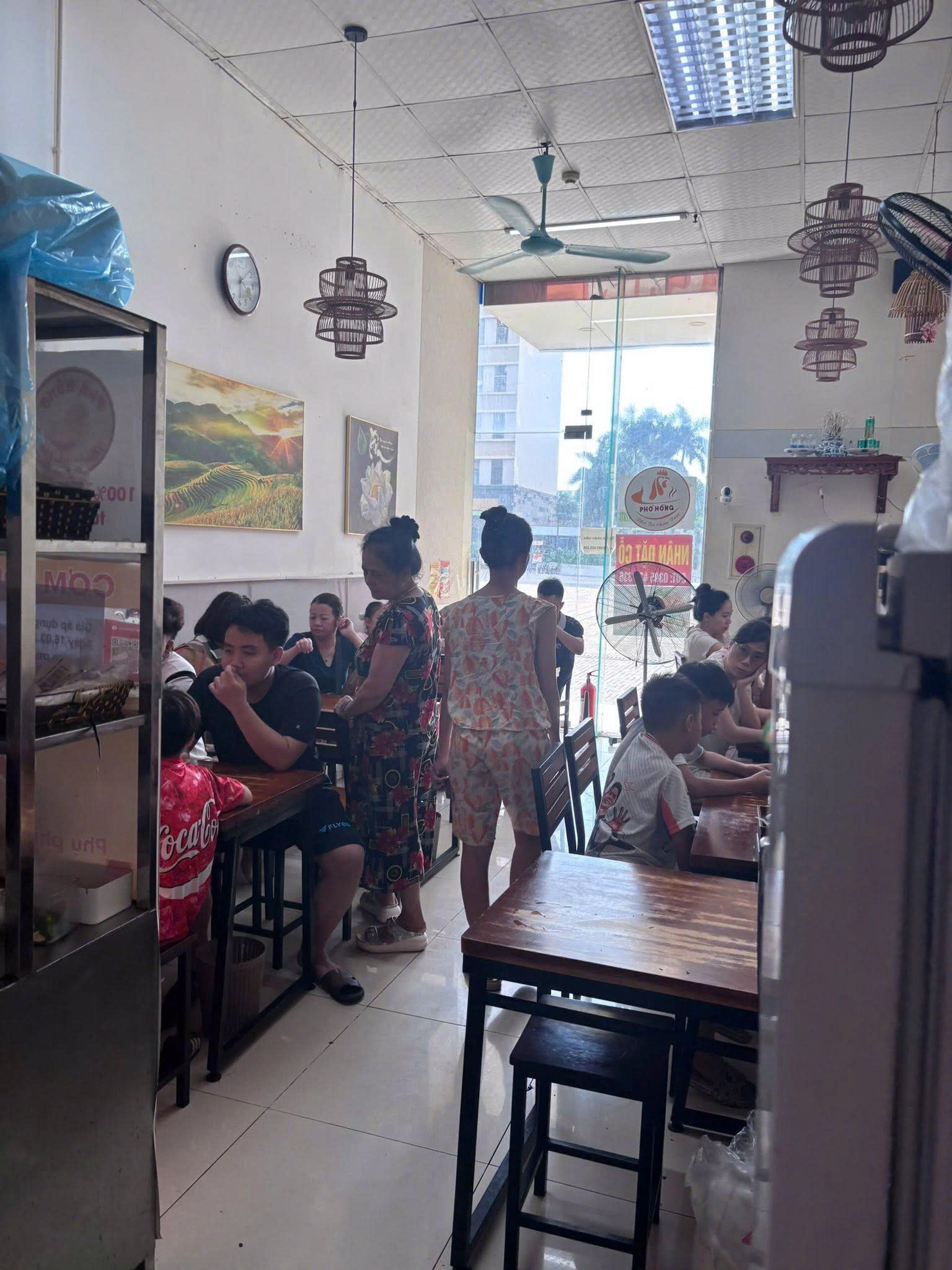 SANG NHƯỢNG CỬA HÀNG HOẶC CHO THUÊ MẶT BẰNG – CT7A DƯƠNG NỘI, HÀ ĐÔNG Hiện trạng: Cửa hàng đang kinh doanh Phở – Cơm – Đồ ăn chín