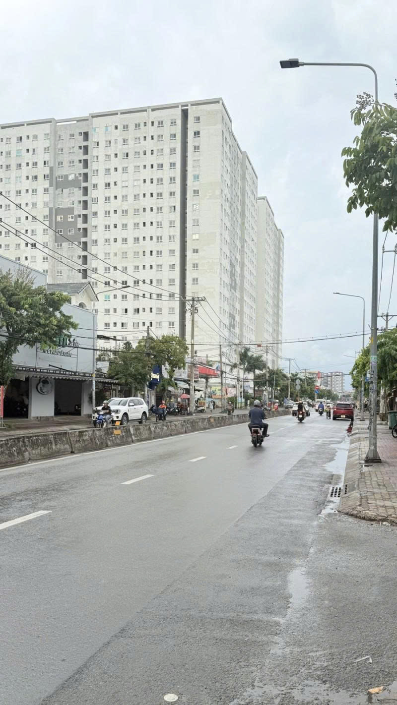 Bán nhà Mặt tiền Phan Văn Hớn, gần Trường Chinh, 4x26m, Cấp 4 - cho thuê 20tr, 15,5 Tỷ.