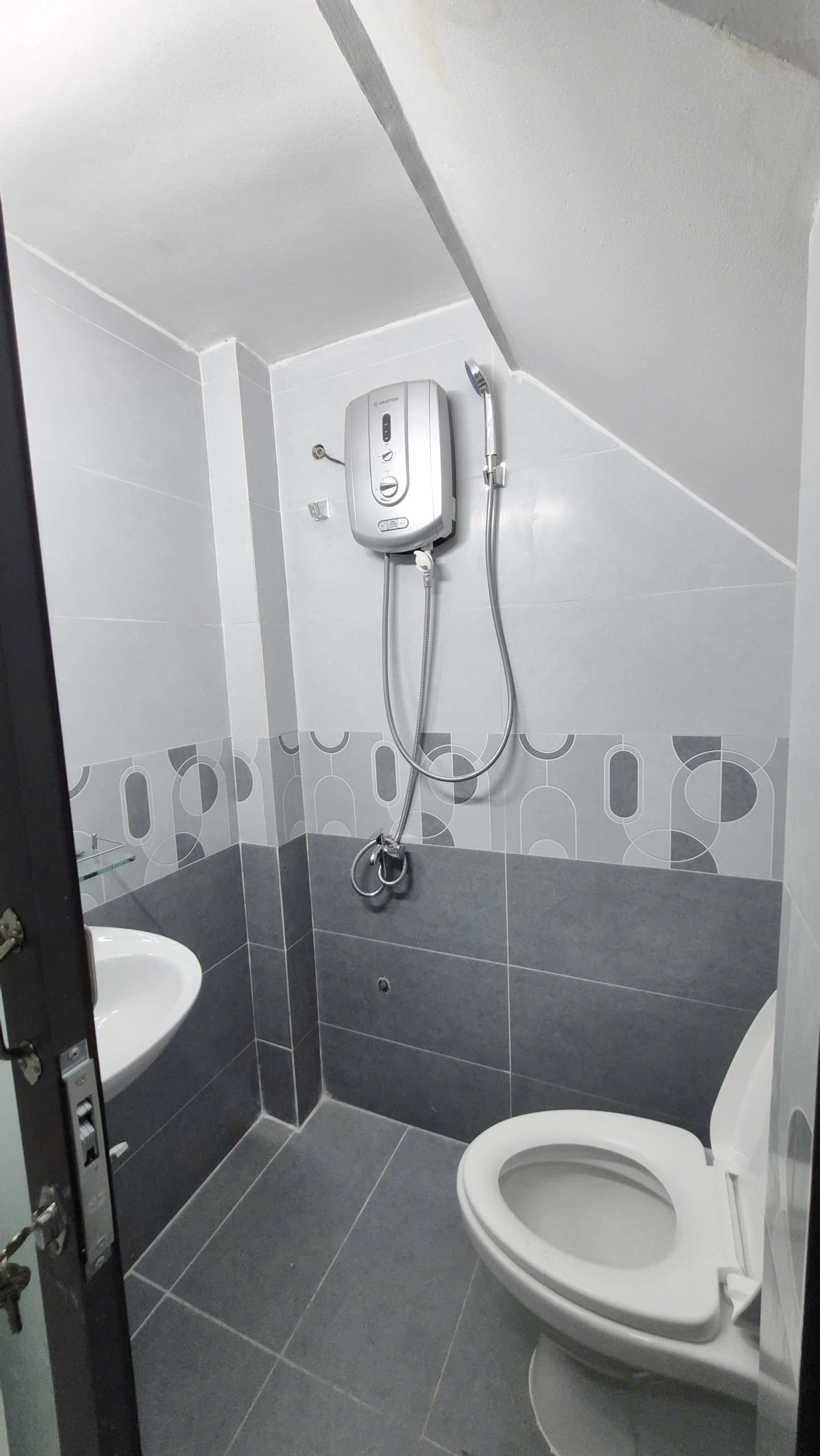 Nhà mới 3 tầng nở hậu 5.5m hẻm 152 Hưng Phú P8Q8 P.Chánh Hưng-3