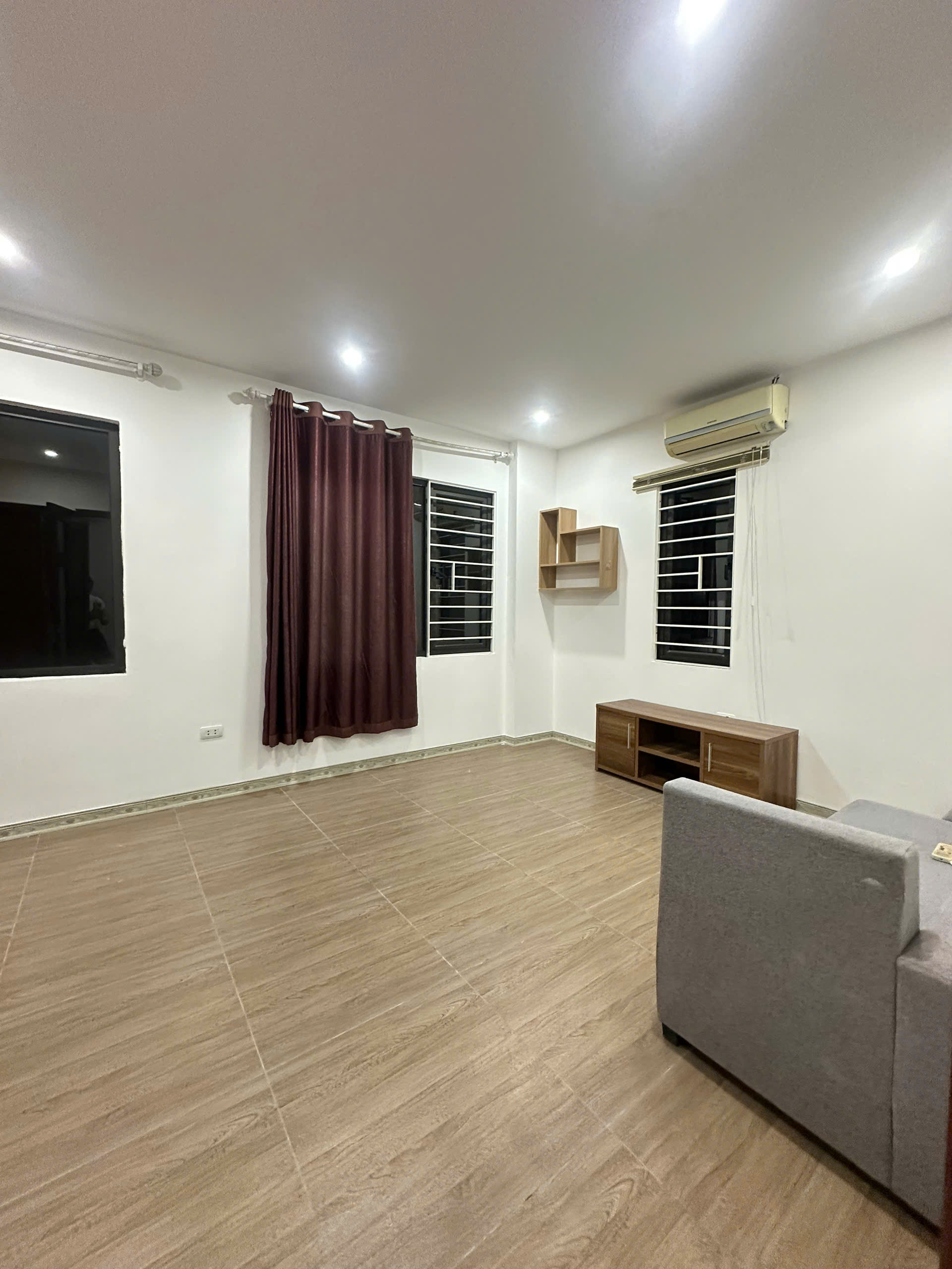 CHO THUÊ NHÀ NGUYÊN CĂN – HỒNG TIẾN 35M 5 TẤNG 10TR/ THÁNG