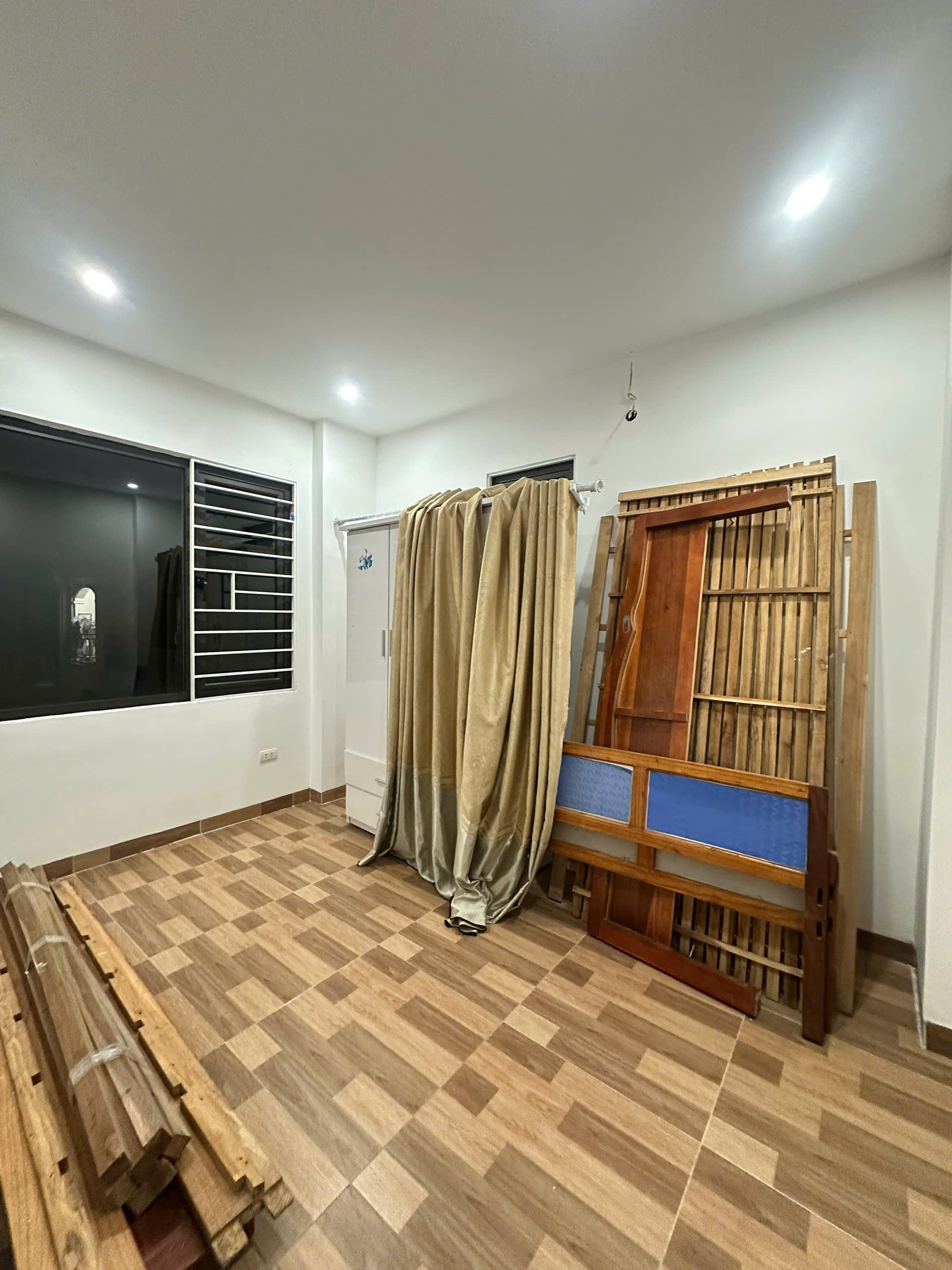 CHO THUÊ NHÀ NGUYÊN CĂN – HỒNG TIẾN 35M 5 TẤNG 10TR/ THÁNG-3