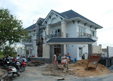 Những ngôi nhà đang được xây dựng tại dự án