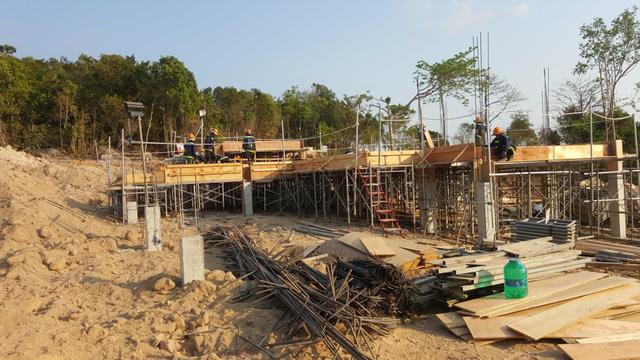 Premier Village Phú Quốc đang trong quá trình hoàn thiện hạ tầng, đường đi, một số căn biệt thự đã hoàn thiện tầng 1
