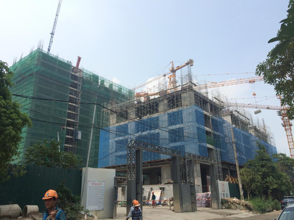 Hai tòa mặt ngoài đường Phú Lương đã cất nóc, các tòa còn lại đang xây những tầng đầu tiên